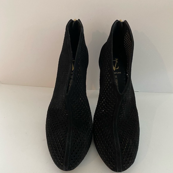 Vince Camuto sexy booty - Picture 4 of 5